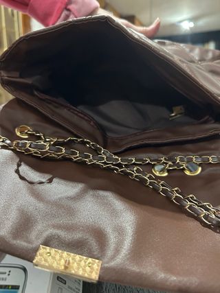 Bolso acolchado marrón con cadena dorada