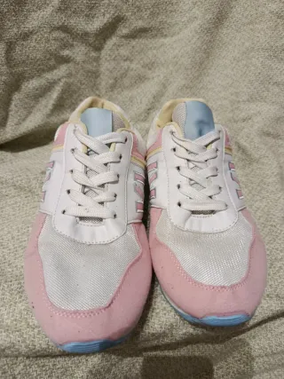 Zapatillas deportivas rosas y blancas