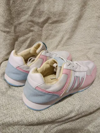 Zapatillas deportivas rosas y blancas