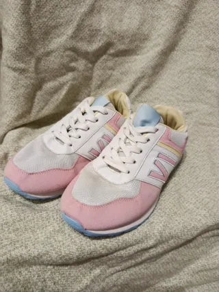 Zapatillas deportivas rosas y blancas