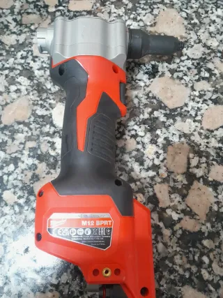 Remachadora Milwaukee M12 BPRT