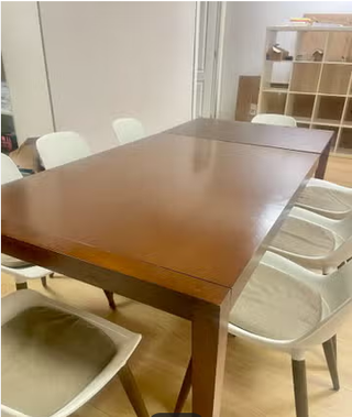 Mesa extensible de madera.