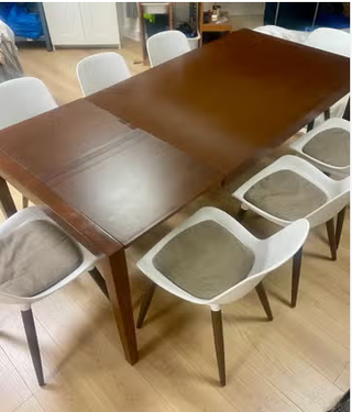 Mesa extensible de madera.