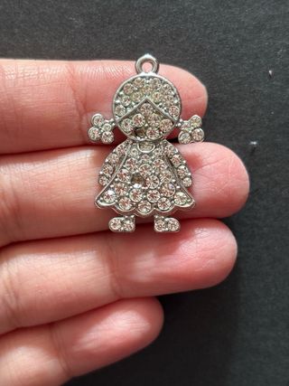 Colgante figura niña con circonitas