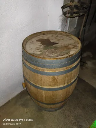 Bidón de vino de madera y metal