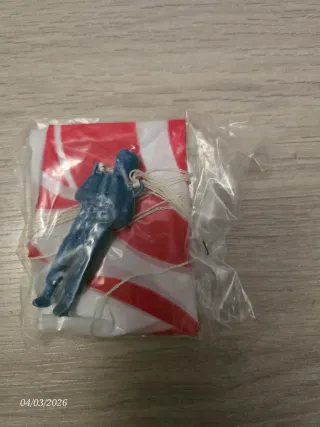 Paracaidista de juguete con paracaídas