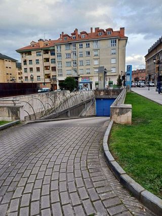 Garaje en alquiler en Milán - Pumarín - Teatinos en Oviedo