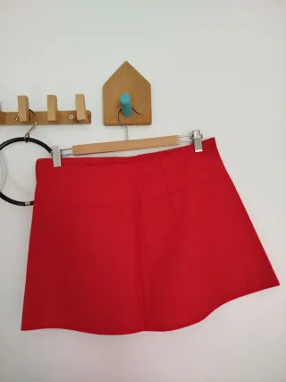 Minifalda roja con flores