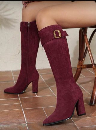 Botas altas rojas con hebilla dorada