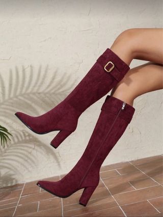 Botas altas rojas con hebilla dorada