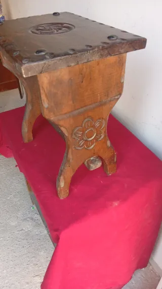Taburete de madera tallada