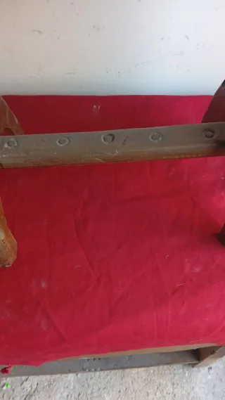 Taburete de madera tallada