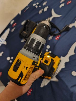 Taladro Dewalt con Batería y Cargador