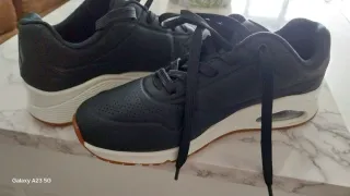 Zapatillas Skechers Negras y Marrones