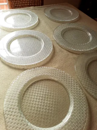 Bajoplatos de cristal con relieve