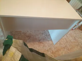 Escritorio blanco con bandeja extraíble