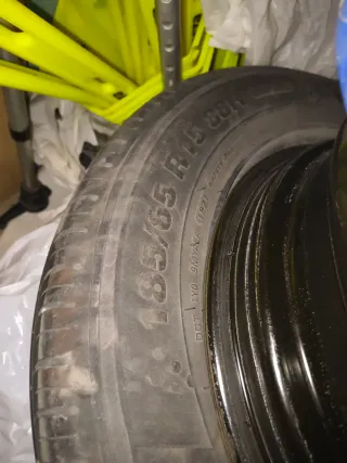 Neumático y llanta de coche R15