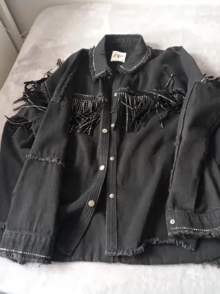 Cazadora Zara mujer negra con flecos