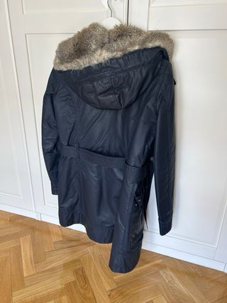 Abrigo azul marino con capucha y pelo