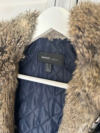 Abrigo azul marino con capucha y pelo