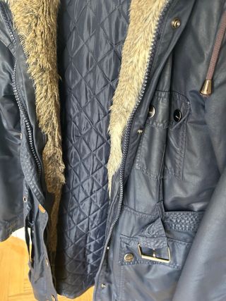 Abrigo azul marino con capucha y pelo