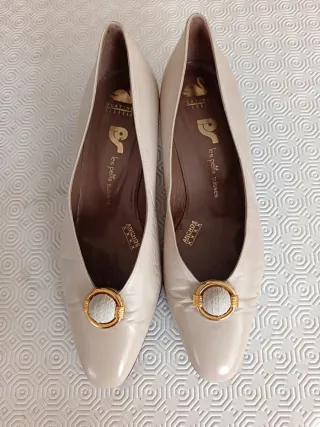Zapatos planos beige con detalle dorado