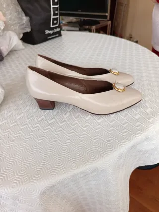 Zapatos planos beige con detalle dorado