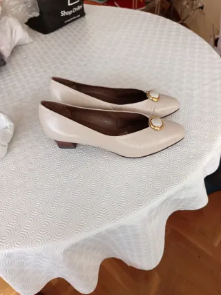 Zapatos planos beige con detalle dorado