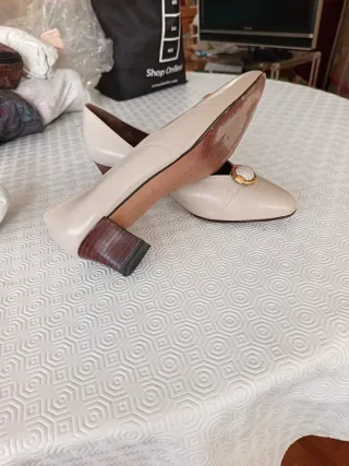 Zapatos planos beige con detalle dorado