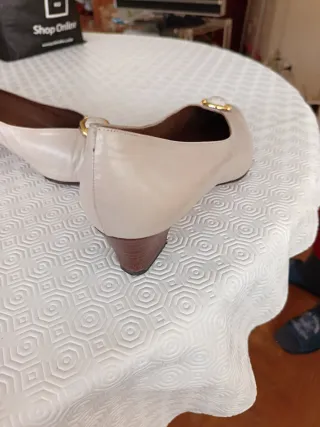 Zapatos planos beige con detalle dorado