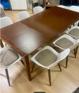 Mesa extensible y 8 sillas con cojín