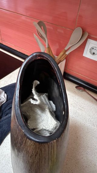 Jarrón de madera rojo y dorado