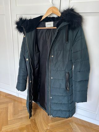 Abrigo acolchado verde con capucha