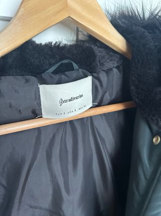 Abrigo acolchado verde con capucha