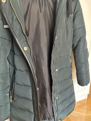 Abrigo acolchado verde con capucha