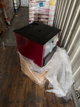 Chimenea de pellets negra y roja