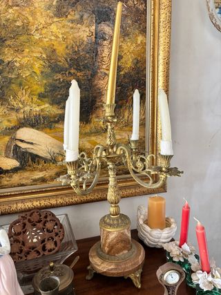 Candelabro de metal con pie de mármol