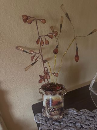 Jarrón antiguo con paisaje y asas doradas