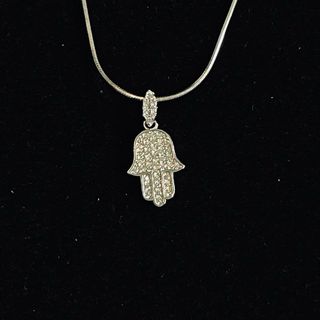 Elegante conjunto de collar y pendientes elaborado