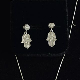 Elegante conjunto de collar y pendientes elaborado