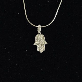 Elegante conjunto de collar y pendientes elaborado