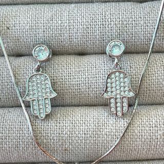 Elegante conjunto de collar y pendientes elaborado