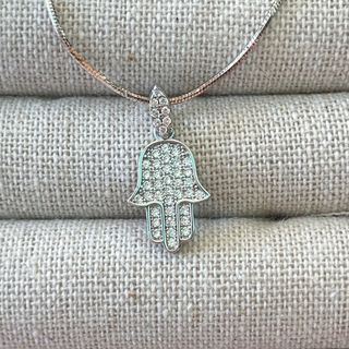 Elegante conjunto de collar y pendientes elaborado