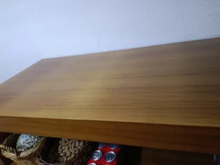 Mesa de madera marrón