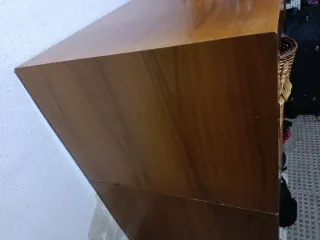 Mesa de madera marrón