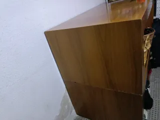 Mesa de madera marrón