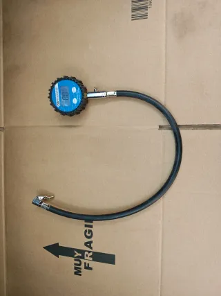 Manómetro digital presión neumáticos Cartrend