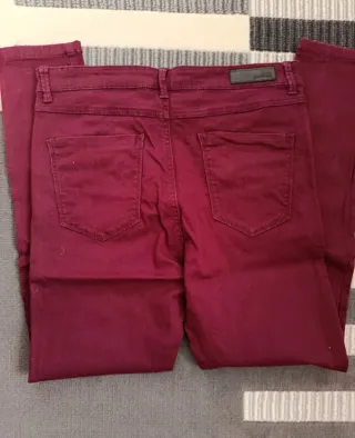 Pantalones burdeos con cremalleras