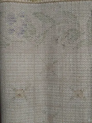 Alfombra de lana rosa con flores como nuevas.