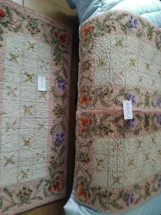 Alfombra de lana rosa con flores como nuevas.